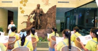 房山区思政教师组织学生在红色教育基地学习。