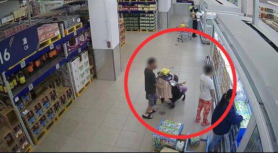 夫妇二人利用婴儿车和孩子为掩护，在超市实施盗窃。