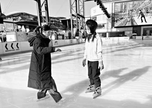 萧琳洁在冰上中心做兼职教练。