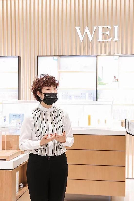 LVMH – 丝芙兰中国市场部副总裁程佩珩女士于WEI蔚蓝之美店中店介绍“就耀中国造”中国品牌发光计划