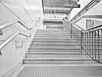 雍和宫地铁站2号线和5号线的换乘通道里，部分楼梯段设有双层扶手。