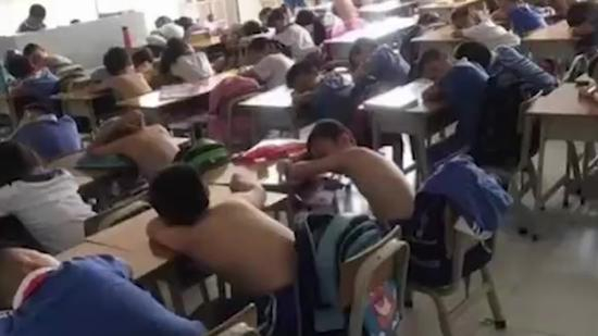 学生在教室里赤膊午休&nbsp; 视频截图