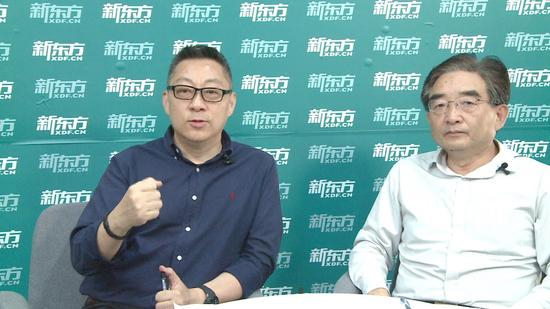 新东方教育科技集团首席执行官周成刚（左）、北京外国语大学教授张连仲（右）