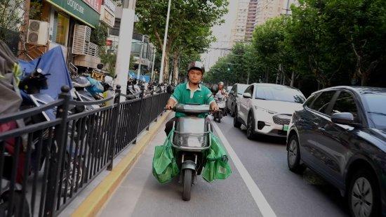 王康续在送单路上。 本文图片均为受访者供图
