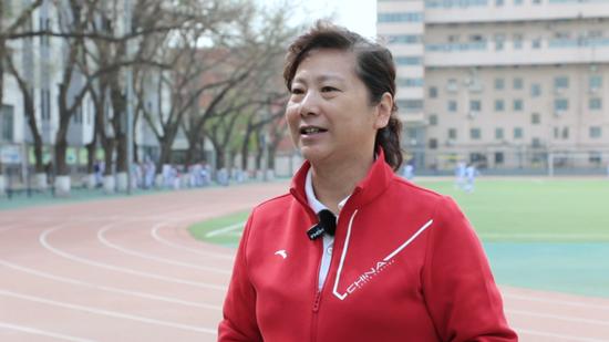 黄虹，北京市特级教师、正高级教师，北京市八一学校体育中心主任、教研组组长。