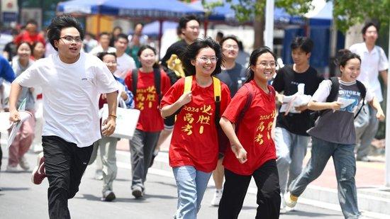 2024年6月9日，在安徽省阜阳师范大学附属西清路中学考点，考生参加完最后一门考试后奔出考场。视觉中国 图