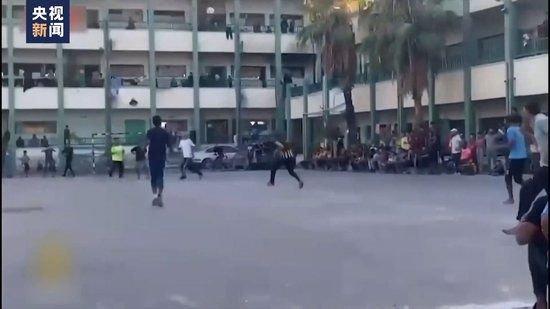 以军空袭幸存者：学校正在举办球赛 一枚炸弹突然落下