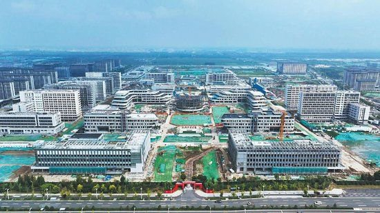 北京科技大学雄安校区明年9月开门办学所需建筑44栋已全部封顶。　本版图片/受访者供图