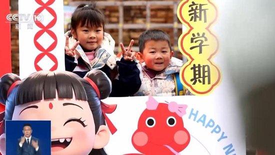 湖南省怀化市的一所小学，学生在《哪吒2》人物展板前打卡留影。