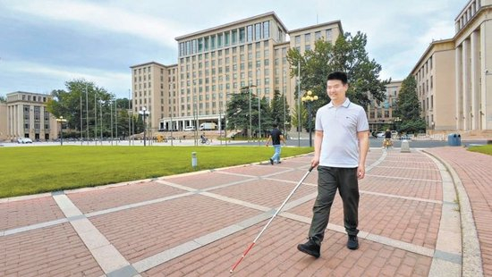 梁江波在校园里熟悉环境。