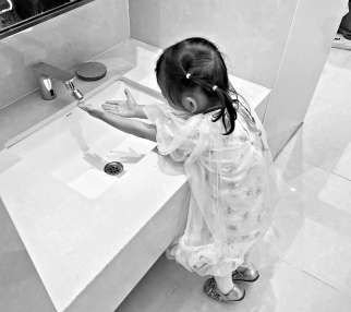 SOLANA蓝色港湾卫生间的儿童洗手池，孩子够着洗手很费劲。友好