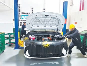 新能源汽车运用与维修专业的学生在实训课堂学习。