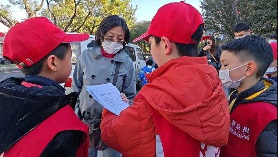 新京报小记者们走上街头,就“未成年人网络健康使用情况”进行随机采访。王琦 摄