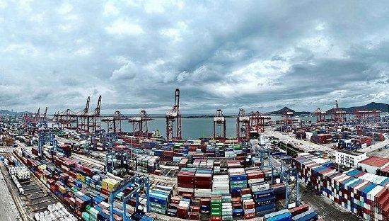 2023年7月13日，江苏连云港港，集装箱码头装卸装卸作业一派繁忙。图片来源：人民视觉。