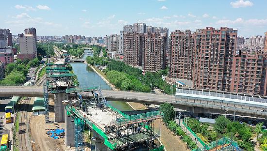 2023年6月5日，沈阳，大东区北边城路与大北关街交汇处，建设中的沈白高铁连续梁的凌空施工现场。图片来源：人民视觉