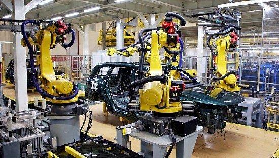 江苏常州，理想汽车基地的生产车间，机器臂在组装新能源汽车。图源：视觉中国