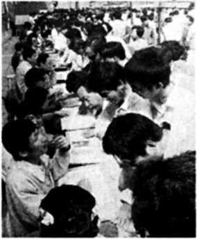 1995年高考前夕,海淀区在一零一中举行高招咨询会,为家长和考生答疑解惑。 徐军摄