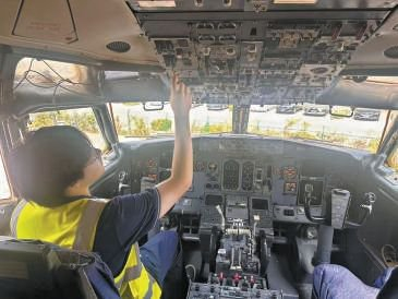 赵启航在波音737-300实体飞机内学习飞机仪表。