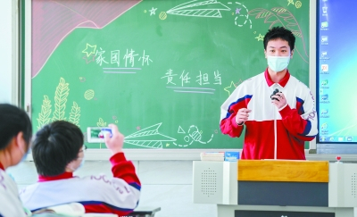 　　学校按照学号单双号将一个班级拆分为AB两班，一名高三学生用连接两个教室的麦克风，向同学们分享自己疫情期间在家学习的感受。