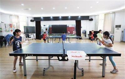 7月23日，小朋友在小乒乓球馆进行训练。