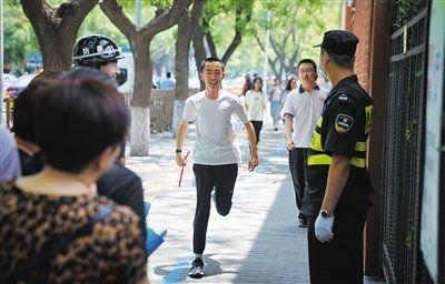 6月10日，北京市第五十中学考点，一位考生飞奔出考场。新京报记者 薛珺 摄