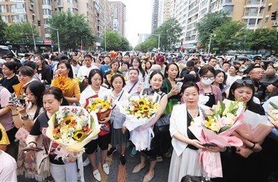 6月10日，北京市第十七中学百子湾校区考点，家长拿着鲜花等待考生走出考场。 新京报记者 王贵彬 摄