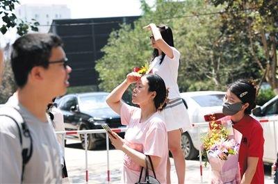 6月26日，北大附中考点，家长在翘首以待中考结束的考生。新京报记者 浦峰 摄