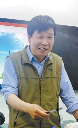 王福合在昭通学院用自制的物理教具教学。