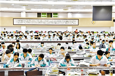 昨日下午，广州市第六中学大教室内坐满了考生，这是高考前最后一个下午的复习。 广州日报全媒体记者 王燕 摄