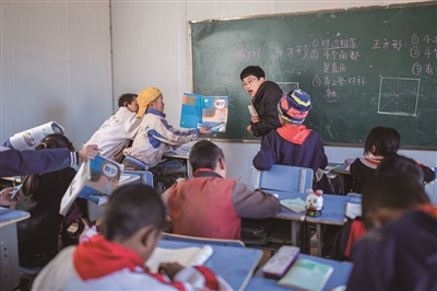 李华担任孩子们的数学老师，课堂上总会有些调皮的学生。