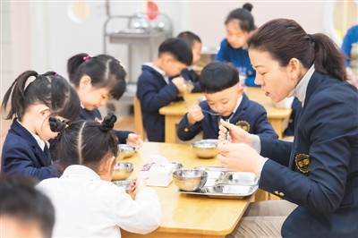北京市海淀区美华彩苑外国语幼儿园园长陪餐现场。 　　（幼儿园供图）