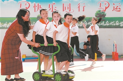 　　在无锡市广新小学，梁溪区特教指导中心资源教师陈向华指导小俊、小奕、小莹齐踩踏步车，锻炼他们的运动协调能力和同伴合作能力。