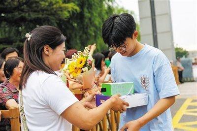 6月10日，潞河中学考点，考生收到礼物。 新京报记者 王子诚 摄