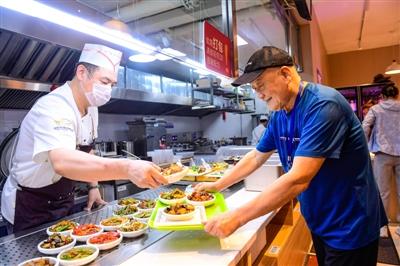 辽宁沈阳,老年人在南湖街道社区“长者食堂”午餐 据视觉中国