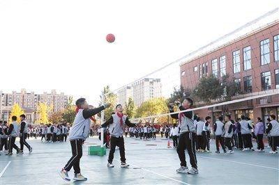 11月4日，首都师范大学附属顺义实验小学的学生们在操场中间打排球。本版图片/北京教育融媒体中心供图