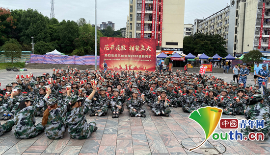 图为新生领到热茶后集体拍照。三峡大学供图