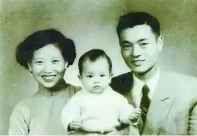 儿时赵小兰与父母