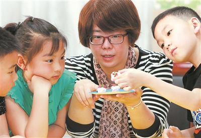 　　在无锡市亭子桥中心小学融合教育资源中心，梁溪区特教指导中心资源教师周汀开展了泥工制作的融合活动。小晨和小伙伴们共同完成了泥工作品《生日小蛋糕》，收获了满满的成就感。