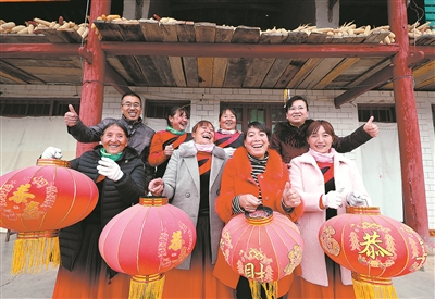 　　1月6日，“北京来的记者，给咱们拍个合影吧！”文县口头坝乡高家山村驻村第一书记张博（后排右一）邀请村里广场舞队队员合影。