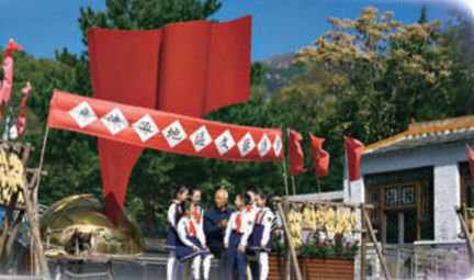 在没有共产党就没有新中国纪念馆，老党员给小学生讲解歌词来历。