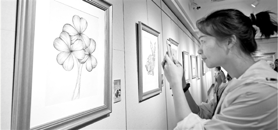 　　4月2日，杭州举办“来自星星的画语”特殊学生公益画展。观众在拍摄自闭症学生创作的画作。