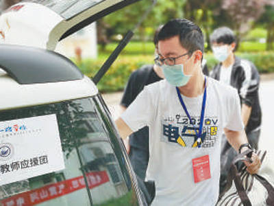 周阳在帮助学生搬运行李。　　柳子逊摄