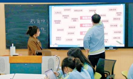 社区公共事务管理专业学生在学习实训课程。