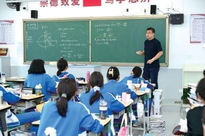 北京市玉渊潭中学高三年级组长李丁老师在给高三年级同学上数学课