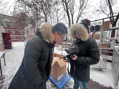 ▲志愿者在取物资
