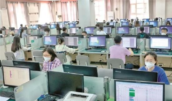 6月14日,在东北师范大学吉林省高考评卷现场,评卷人员在认真工作中。丁研 摄 图片来源:吉林日报
