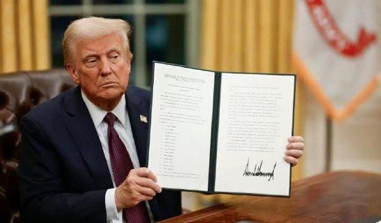 △美国总统特朗普签署行政令(资料图)