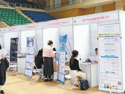 某高校秋季校园招聘双选会现场。