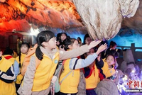 浙江多地中小学放“秋假” “跟着课本游”成假期新风尚