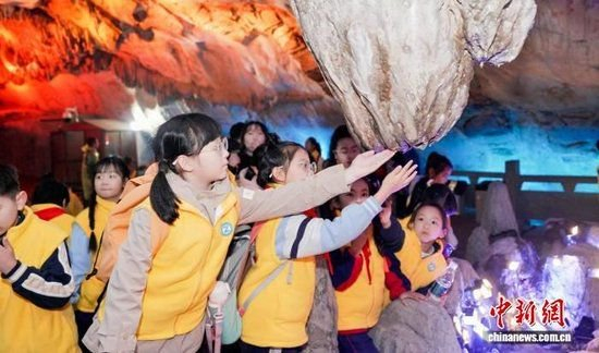 2024年12月，学生在金华双龙洞了解喀斯特地貌溶洞景观。（资料图，金华双龙风景旅游区供图）